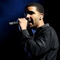 Drake Saat Perform di Atas Panggung
