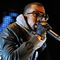 Aksi Kanye West Saat Tampil di Atas Panggung