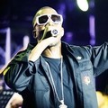 Aksi Kanye West Saat Tampil di Atas Panggung
