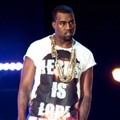 Aksi Kanye West Saat Tampil di Atas Panggung
