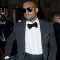 Kanye West Saat Menghadiri Suatu Acara dengan Tuxedo Lengkap