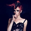 Victoria Adams Tampil Berani di Majalah Harper's Bazaar China