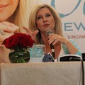 Olivia Newton-John Saat Jumpa Pers di Hotel Mulia