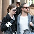Anne Hathaway dan Adam Shulman Menikmati Waktu Bersama