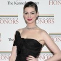 Anne Hathaway Hadir di Kennedy Center Honors 2011