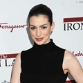 Anne Hathaway Menghadiri Premiere The Iron Lady