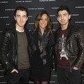 Kevin Jonas, Danielle Deleasa dan Joe Jonas di Peluncuran Toko Porsche Design SoHo