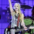 Avril Lavigne membawakan Lagu What the Hell di Much Music Video Awards 2011