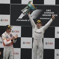 Jenson Button dan Nico Rosberg di Podium GP F1 China 2012