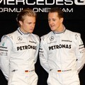 Michael Schumacher dan Rekan Tim Mercedes, Nico Rosberg Saling Berdiskusi