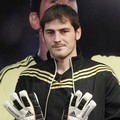 Iker Casillas Berpose dengan Sarung Tangan dari Sponsor Adidas