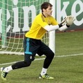 Penjaga Gawang Real Madrid, Iker Casillas Berusaha Mengangkap Bola