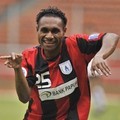 Gaya Kemenangan Titus Bonai Saat Membela Persipura