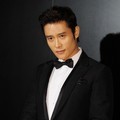 Lee Byung Hun Tampil dengan Jas Hitam