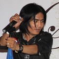 Penampilan Charly Saat Launching Album 'Satu Hati'