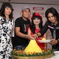 Pemotongan Tumpeng oleh Setia Band