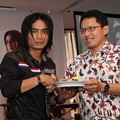 Pemotongan Tumpeng oleh Setia Band