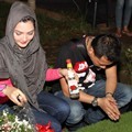 Ashanty Menaburkan Bunga di Makam Ayahnya