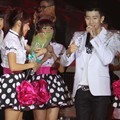 Cherry Belle Memberikan Buket Bunga Kepada Jay Park