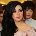 Syahrini Memamerkan Karya Hengky Bertema 'Secret Garden'