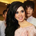 Syahrini Memamerkan Karya Hengky Bertema 'Secret Garden'