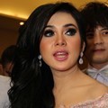 Syahrini Memamerkan Karya Hengky Bertema 'Secret Garden'