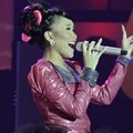Ayu Ting Ting di Panggung Liputan 6 Awards 2012