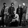 Chris Daughtry dan Band Dengan Konsep Foto Hitam Putih