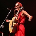 Aksi Christina Perri di Konser 'Lovestrong'