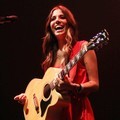 Aksi Christina Perri di Konser 'Lovestrong'