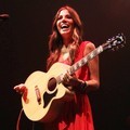 Aksi Christina Perri di Konser 'Lovestrong'