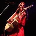 Aksi Christina Perri di Konser 'Lovestrong'