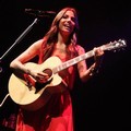 Aksi Christina Perri di Konser 'Lovestrong'