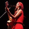 Aksi Christina Perri di Konser 'Lovestrong'