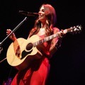 Aksi Christina Perri di Konser 'Lovestrong'