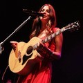 Aksi Christina Perri di Konser 'Lovestrong'