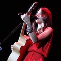 Aksi Christina Perri di Konser 'Lovestrong'