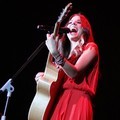 Aksi Christina Perri di Konser 'Lovestrong'