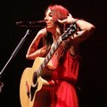 Aksi Christina Perri di Konser 'Lovestrong'