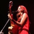 Aksi Christina Perri di Konser 'Lovestrong'