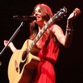 Christina Perri Saat Menyanyikan 'Tragedy'