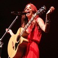 Christina Perri Saat Menyanyikan 'Tragedy'