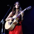 Christina Perri Saat Menyanyikan 'Tragedy'