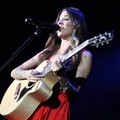 Christina Perri Saat Menyanyikan 'Tragedy'