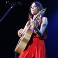 Christina Perri Saat Menyanyikan 'Tragedy'