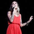 Konser 'Lovestrong' Christina Perri dengan Ciri Khas Bunga Mawar