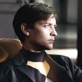 Tobey Maguire Berpose untuk Prada