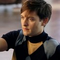 Tobey Maguire Berpose untuk Prada