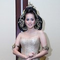 Olla Ramlan di Acara Live Painting Batik Kudus Agnes Budhisurya