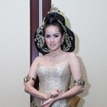 Olla Ramlan di Acara Live Painting Batik Kudus Agnes Budhisurya